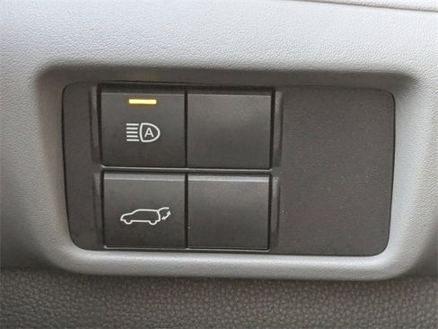 Used 2020 Toyota Highlander XLE image 30