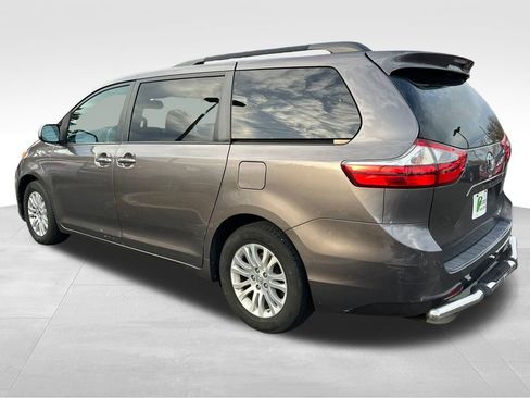 Used 2017 Toyota Sienna XLE image 6