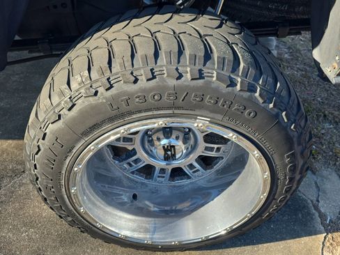 Used 2016 Toyota Tacoma SR5 w/ Towing Package image 2