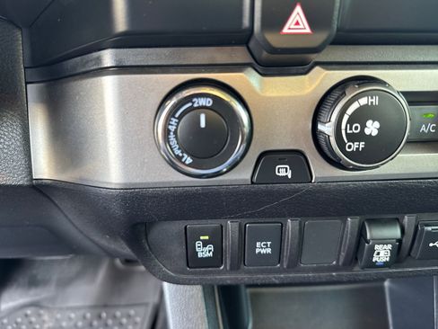 Used 2020 Toyota Tacoma SR5 image 31