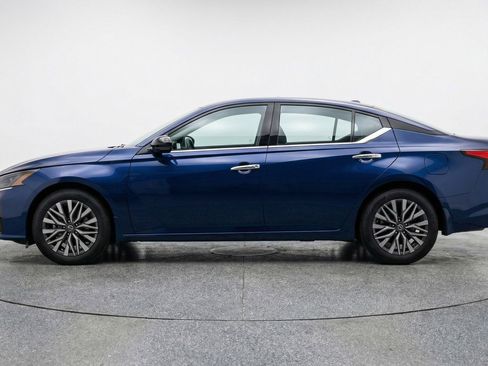 Used 2025 Nissan Altima 2.5 SV FWD image 5