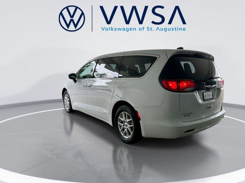 Used 2023 Chrysler Voyager LX FWD image 5