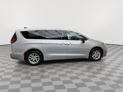 Used 2024 Chrysler Pacifica Touring-L image 38