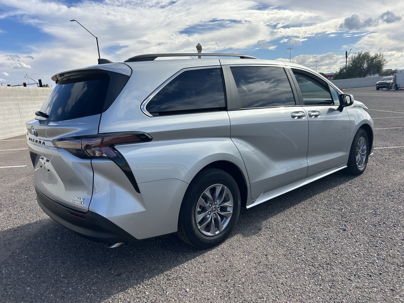 Used 2024 Toyota Sienna XLE FWD image 5
