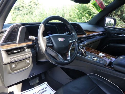 Used 2021 Cadillac Escalade Premium Luxury AWD/4WD image 24