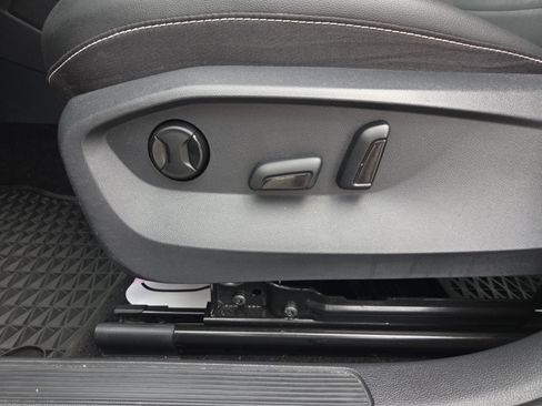 Certified 2023 Volkswagen Taos SE FWD image 17