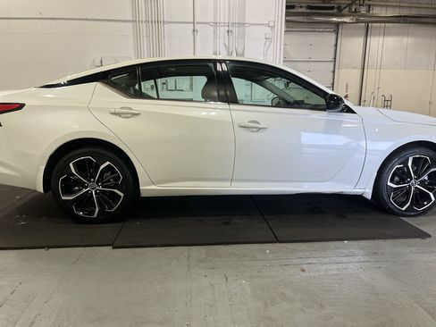 Used 2023 Nissan Altima 2.5 SR w/ SR Premium Package AWD/4WD image 12