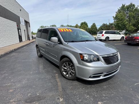 Used 2015 Chrysler Town & Country S FWD image 3