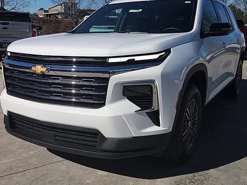 Used 2025 Chevrolet Traverse LT image 2