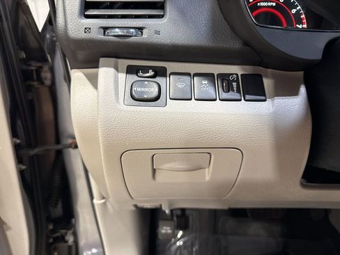 Used 2012 Toyota Highlander 4WD w/ Tow Pkg image 11