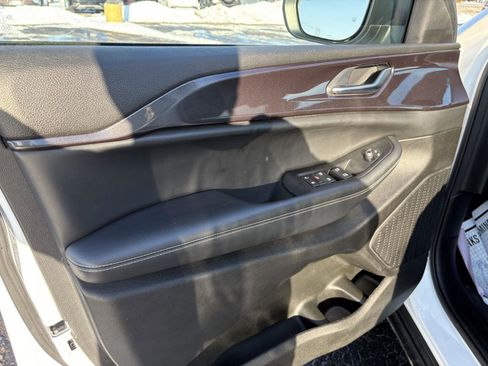 Used 2023 Jeep Grand Cherokee Laredo w/ Luxury Tech Group I image 13