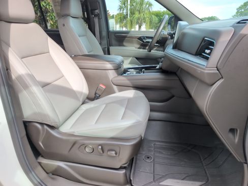 Used 2025 Chevrolet Tahoe Z71 w/ Comfort Package AWD/4WD image 33