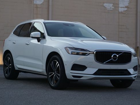Used 2019 Volvo XC60 T5 Momentum w/ Multimedia Package image 3