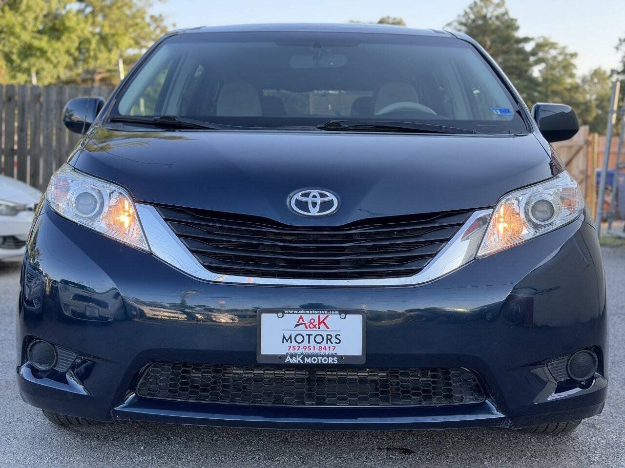 Used 2011 Toyota Sienna LE w/ Towing Pkg FWD image 3