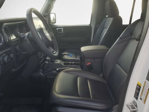 Used 2025 Jeep Gladiator Sport AWD/4WD image 12