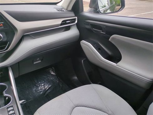 Used 2023 Toyota Highlander LE image 17
