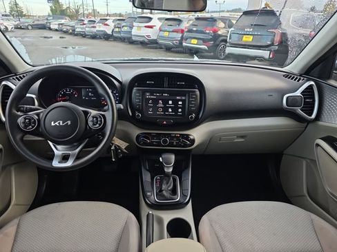 Used 2022 Kia Soul LX image 12