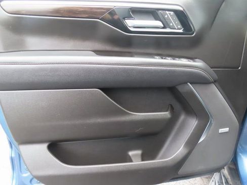 Certified 2025 Chevrolet Suburban Premier image 10