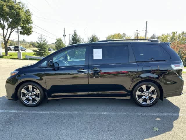 Used 2018 Toyota Sienna SE Premium FWD image 2
