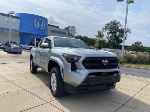 Used 2025 Toyota Tacoma SR5 AWD/4WD image 2