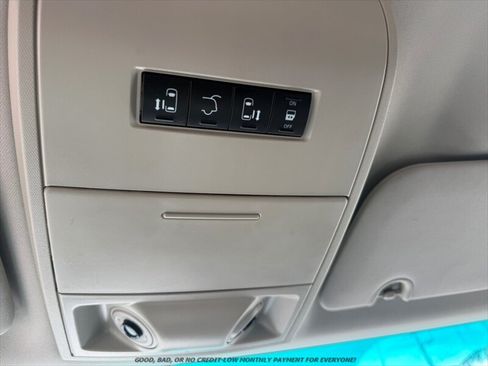 Used 2014 Chrysler Town & Country Touring FWD image 30