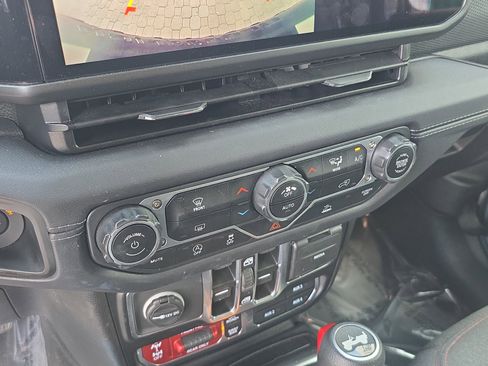 Used 2025 Jeep Wrangler Unlimited Rubicon image 24