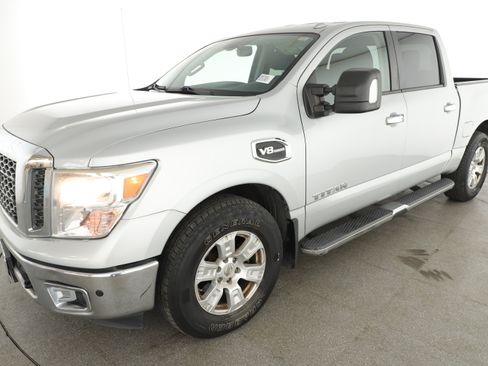 Used 2017 Nissan Titan SV image 21