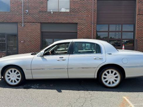 Used 2009 Lincoln Town Car Signature Limited RWD image 6