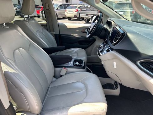 Used 2017 Chrysler Pacifica Touring-L Plus w/ Tire & Wheel Group FWD image 37