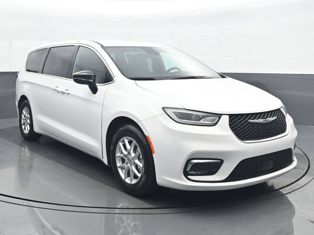 Used 2025 Chrysler Pacifica Select FWD image 9