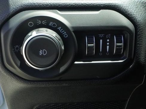 Used 2018 Jeep Wrangler Unlimited Sahara AWD/4WD image 22
