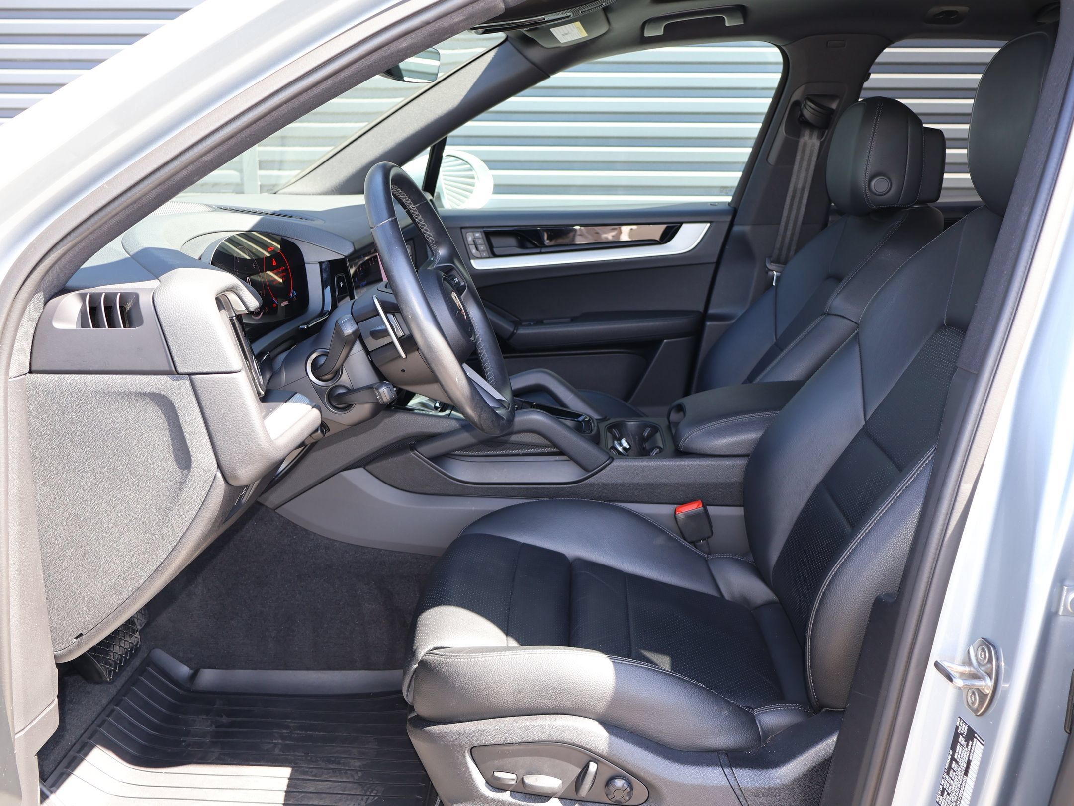 Used 2024 Porsche Cayenne AWD/4WD image 5