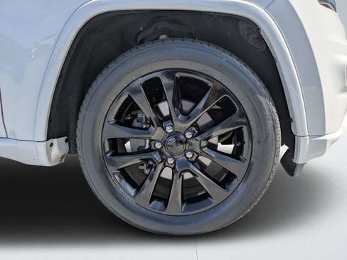 Used 2018 Jeep Grand Cherokee Altitude RWD image 10
