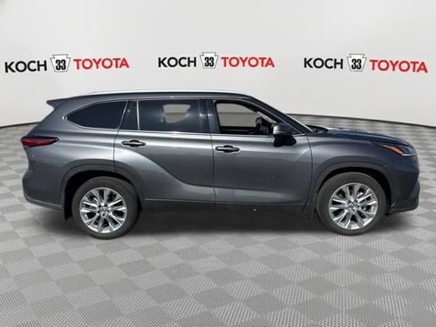 Used 2023 Toyota Highlander Limited image 9