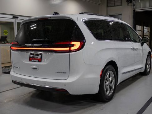 Used 2023 Chrysler Pacifica Limited image 7