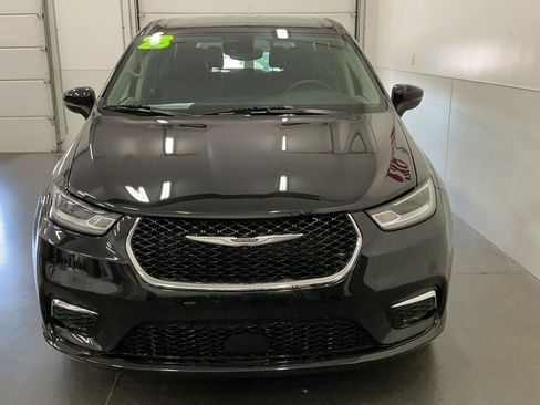 Used 2023 Chrysler Pacifica Touring-L w/ Uconnect Theater Family Group AWD/4WD image 7