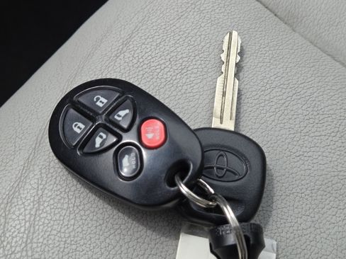 Used 2013 Toyota Sienna XLE FWD image 31