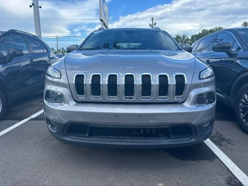 Used 2017 Jeep Cherokee Latitude FWD image 2