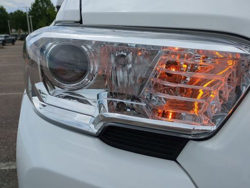 Used 2023 Toyota Tacoma SR5 w/ Technology Package AWD/4WD image 10