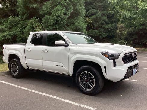 Certified 2024 Toyota Tacoma TRD Sport w/ TRD Sport Premium Package AWD/4WD image 8