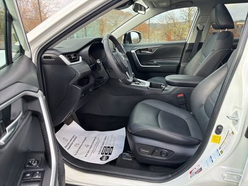 Used 2022 Toyota RAV4 XLE Premium image 13