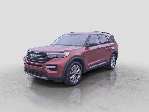 Used 2021 Ford Explorer XLT w/ Equipment Group 202A AWD/4WD image 4