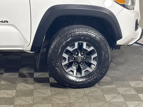 Used 2019 Toyota Tacoma TRD Off-Road w/ Technology Package AWD/4WD image 22