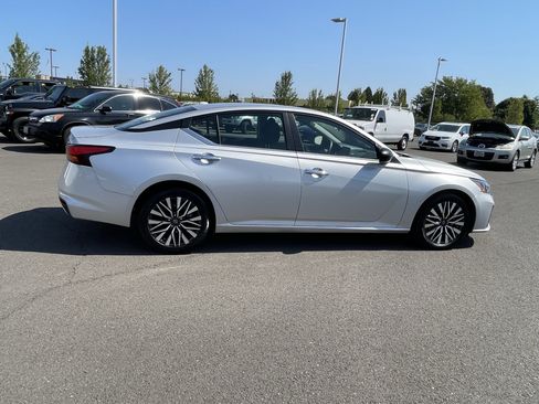 Used 2024 Nissan Altima 2.5 SV FWD image 6