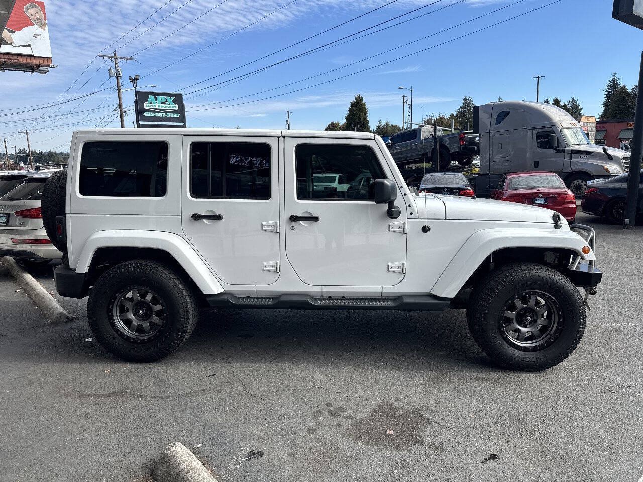 Used 2016 Jeep Wrangler Unlimited Sahara w/ Connectivity Group AWD/4WD image 9