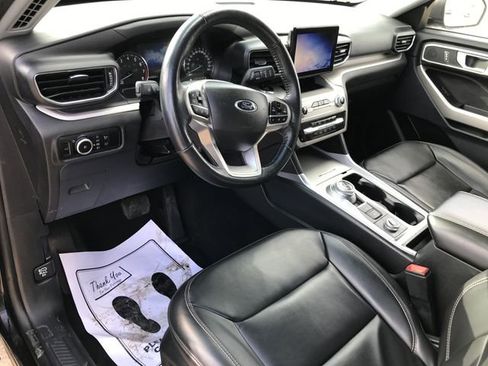 Used 2023 Ford Explorer XLT image 3