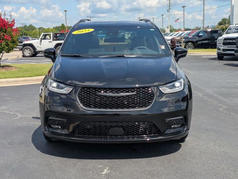 New 2025 Chrysler Pacifica Select w/ Fav Edition Package image 2