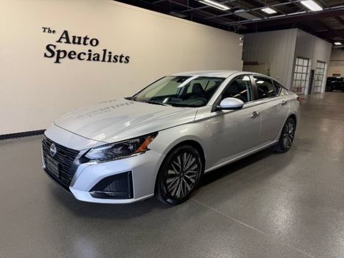 Used 2023 Nissan Altima 2.5 SV FWD image 1