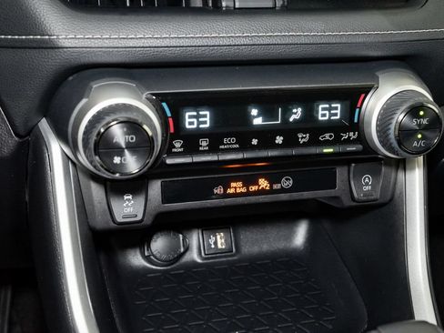 Used 2025 Toyota RAV4 XLE AWD/4WD image 17