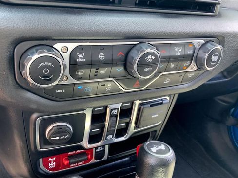Used 2024 Jeep Wrangler Unlimited AWD/4WD image 33
